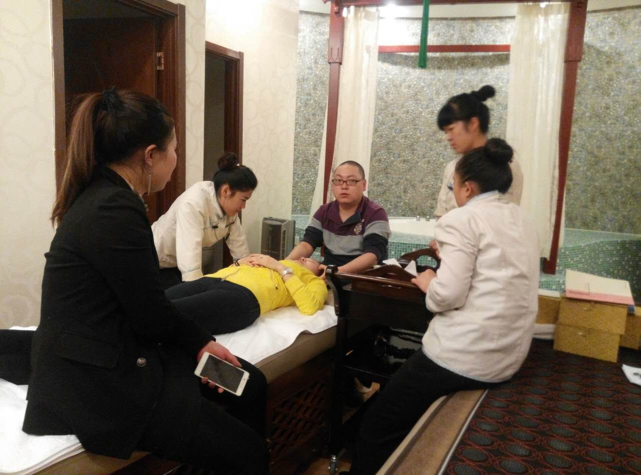 中國健康促進(jìn)基金會中醫(yī)預(yù)防保健服務(wù)專家吳凡老師給妙手回春技術(shù)部骨干實訓(xùn)考核
